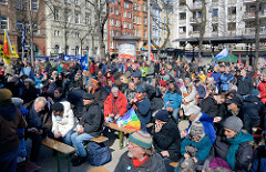 Abschlusskundgebung des Hamburger Ostermarsches auf dem Carl von Ossietzky Platz in Hamburg St. Georg.