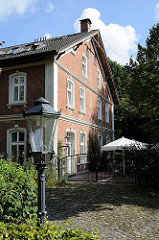 Historisches Landwirtschaftsgebäude an der Holsteiner Chaussee - Kopfsteinpflaster.