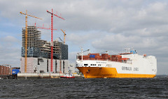 Baustelle Elbphilharmonie 2010 - RoRo Frachter GRANDE ARGENTINA verlässt den Hamburger Hafen.
