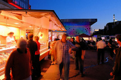 Wochenmarkt am Abend auf dem Spielbudenplatz an der Reeperbahn auf Hamburg St. Pauli.
