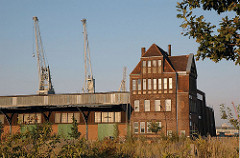 Australiastrasse + Hafengebäude im Hansahafen - Hafengebiet Kleiner Grasbrook.