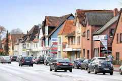 Einzelhäuser - Geschäftshäuser, Einzelhandel - fahrende Autos, KFZ - Cuxhavener Strasse in Hamburg Hausbruch.