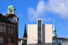 Historsches und modernes Verwaltungsgebäude des Hamburger Amts für Strom und Hafenbau - Kirchtürme von ST. Nikolau und St. Katharinen. 2006