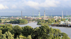 Panorama vom Industriegebiet Hamburg Veddel - Industrieschornsteine und Industriearchitektur auf der Peute.
