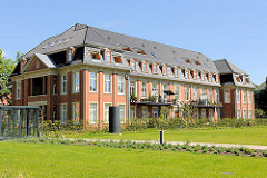 Wohnhaus - historische Architektur - Krankenhausgebäude auf dem Gelände des ehemaligen Barmbeker Krankenhause in Hamburg Barmbek Nord.