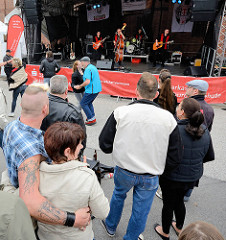 Musikgruppe Billbrook Bluesband Rock'n Roll  auf dem Hafenfest von Hamburg Harburg.