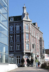 Mehrstöckiges Gründerzeit-Gebäude Harburger Schlossstrasse / Karnapp.