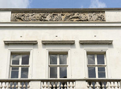 Friesdekor mit Darstellungen aus der griechisch-römischen Mythologie - Katharinenhof; Herrenhaus im Baurspark im Hamburger Stadtteil Blankenese.