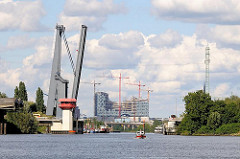 Geöffnete Reiherstiegklappbrücke über den Reiherstieg - im Hintergrund die Baustelle der Albphilharmonie an der Norderelbe.