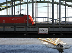 Zugverkehr auf der Freihafenelbbruecke - Schild Zollgrenze - Sportboot in voller Fahrt.