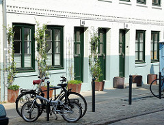 Zeissstrasse in Hamburg Ottensen - komplette Strasse unter Denkmalschutz. Kopfsteinpflaster, abgestellte Fahrräder am Strassenrand.