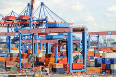 Portalkräne beim Transport von Containern auf dem Areal des modernen Container Terminals Altenwerder.