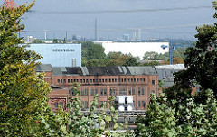 Blick vom Harburger Schwarzenberg - historische und moderne Gewerbebauten Harburgs.