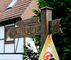 Geschnitztes Holzschild - Siedlung Wohlersweg - seit 1934 - Bilder aus dem Hamburger Stadtteil NEULAND.