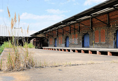 Alte Laderampe mit Gras bewachsen - Lagergebäude; Güterbahnhof im Hamburger Hafen / Oberhafengüterbahnhof.