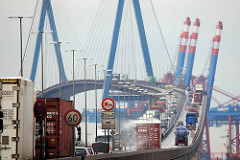Auffahrt zur Köhlbrandbrücke in Hamburg Steinwerder - Lastwagen auf der Brücke - Containerkräne im Hintergrund.