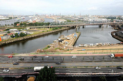 Billhafen und Oberhafenkanal - Eisenbahnbrücke über die Norderelbe - Panorama der Hansestadt Hamburg.