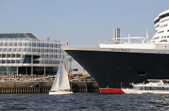 Cruise Center Hafencity Hamburg Queen Mary im Hamburger Hafen.