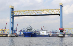 Ein Frachtschiff unterfährt die angehobene Kattwykbrücke; der Strassenverkehr ist in dieser Zeit unterbrochen.