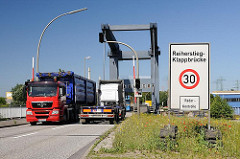 Lastwagenverkehr auf der Reiherstieg-Klappbrücke - ein Schild weist auf Radarkontrolle hin - Bilder aus dem Hamburger Stadtteil Wilhelmsburg.