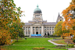 Hanseatisches Oberlandesgericht - Sievekingplatz Hamburg Neustadt - erbaut 1912, Architekten Lund + Kallmorgen - Herbstbäume.