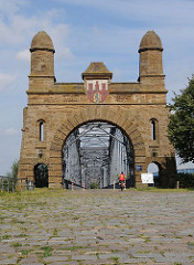 Portal der Harburger Elbbrücken mit Harburger Wappen - Kopfsteinpflaster - Denkmalschutz.