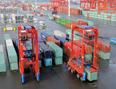 Containercarrier / Portalstapelwagen auf dem Containerlager des Container Terminals EUROGATE  im Hamburger Hafen.