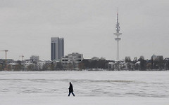 Winter in Hamburg - Alsterufer im Stadtteil Hohenfelde - Spaziergänger an der zugefrorenen Alster.