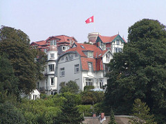 Süllberg im Stadtteil Blankennese - Hamburg Fahne auf dem Turm - Wohnhäuser.