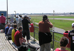 Flughafen Fuhlsbüttel Aussichtsplattform - Plane-Spotter Kameras Fotoaufnahmen.
