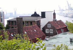 Dächer historscher Gebäude, Große Elbstrasse - Hamburg Altona Altstadt - im Hintergrund Containerkräne am Tollerort Terminal (2003)