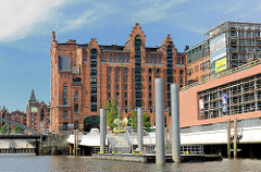 Magdeburger Hafen in der Hamburger Hafencity - Kaispeicher B, Maritimes Museum - Schiffsanleger.