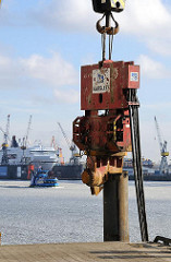 Erster Rammschlag Kreuzfahrtterminal Altona - Fährschiff im Eis auf der Elbe.