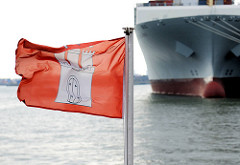 Hamburgflagge im Wind - Schiffsbug eines Frachters im Hamburger Hafen - Bilder aus der Freien und Hansestadt Hamburg.