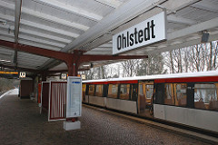 Hochbahnhaltestelle Ohlstedt - Zug am Bahnsteig.