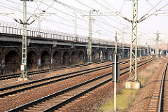 Bahnstrecke am Oberhafenkanal - Güterzuggleise; historische Pfeiler-Bahnanlage an der Versmannstrasse. (2007)