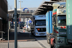 Schlange von LKW am Hauptzollamt Waltershof - Zollgrenze zum Hamburger Freihafen.