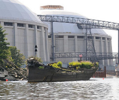 Baustelle Kohlekraftwerk Hamburg Moorburg am Ufer der Süderelbe - ein Schiffswrack mit Gras bewachsen liegt vor der ehm. Mündung der Alten Süderelbe.