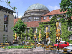 Die Universität hat ca. 39 000 Studenten; die Uni wurde 1919 gegründet - im Hintergrund die Kuppel des Vorlesungsgebäude - gestiftet von Edmund Siemers.