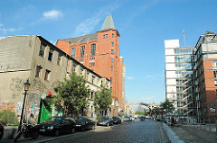 Blick zum historischen Gebäude sogen. "Hafenklang"; erbaut 1860; dahinter der Backsteinbau der ehem. Malzfabrik Naefeke / jetzt Stilwerk - Geschichte Hamburg Altonas.