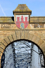 Alte Harburger Elbbrücke  - Wappen von Harburg; erbaut 1897 - 1899, 474 m lang / Stahlbogenbrücke über die Süderelbe.