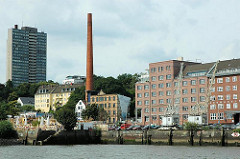 Ufer des Altoner Holzhafens, zwei historische Hafenkräne stehen an der Großen Elbstraße. (2005)