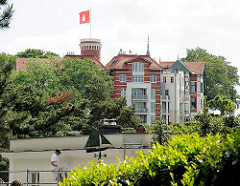Gebäude mit Hamburg Fahne auf der Spitze des Süllbergs von Hamburg Blankenese.