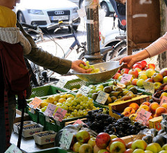 Hamburger Wochenmärkte - Wochenmarkt auf dem Ottensener Spritzenplatz. Frucht und Gemüse, Weintrauben in der Waagschale.