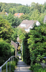 Wohnhäuser im hügeligen Eißendorf am Rand der Harburger Berge - Treppe mit Geländer.