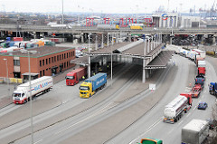 Zollstation Waltershof -  Autobahn A7 - wartende Lastkraftwagen LKW. Fotos aus dem Hafen Hamburgs.