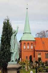 St. Maria Magdalena Kirche, Hamburg Moorburg - Friedhofsengel.