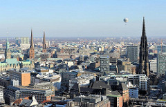 Blick auf die Hamburger Altstadt mit Rathaus, Nikolaikirche, St. Petrikriche und St. Jacobikirche.