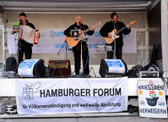 Abschlusskundgebung des Hamburger Ostermarsches auf dem Carl von Ossietzky Platz in Hamburg St. Georg - Hamburger Forum für Völkerverständigung und weltweite Abrüstung; Auftritt der Gruppe Gutzeit.