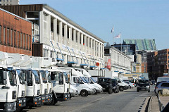 Lastwagen der ansässigen Fischbetriebe - Fischhallen und Kühlgebäude, Lagerhallen in der Großen Elbstraße Hamburg Altonas.